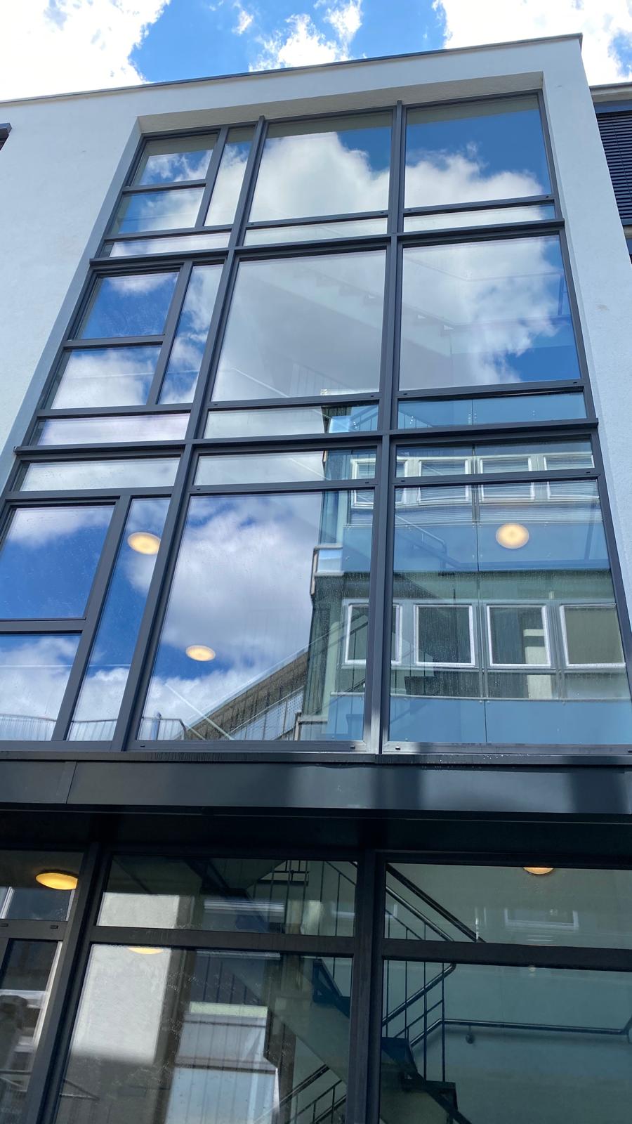 Streifenfrei gereinigte Fensterfront eines Bürogebäudes